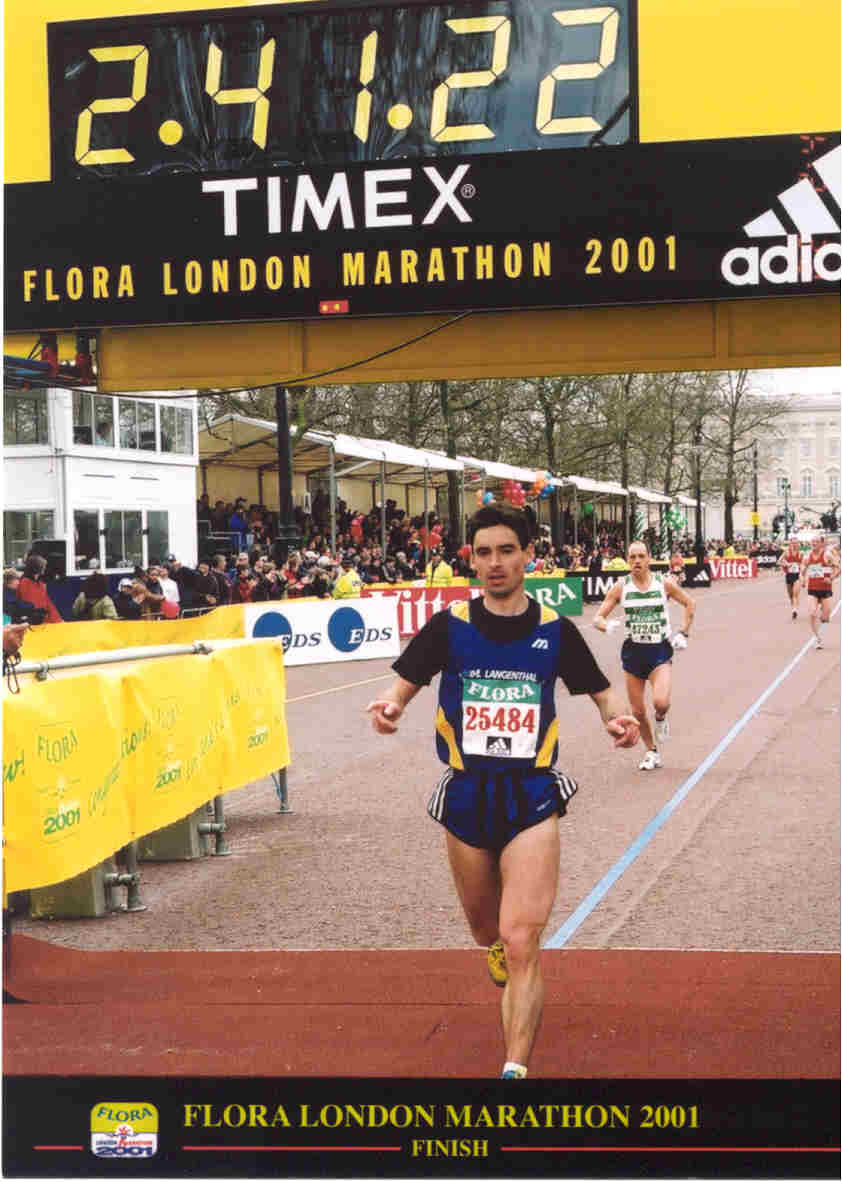 Zieleinlauf London Marathon vom 22.04.2001 (The Mall, im Hintergrund Buckingham Palace)  42,195 km in 2:41:22