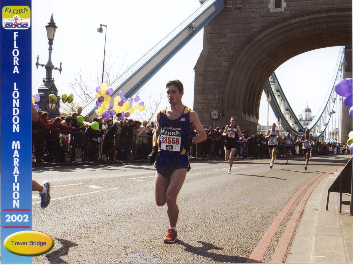 Ueberquerung Tower Bridge (km 20) London Marathon vom 14.04.2002  42,195 km in 2:32:39